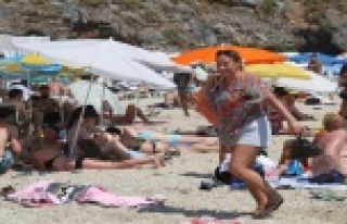 Alanya'da aşırı sıcaktan bunalan tatilciler...