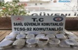 Alanya'da denizde yüzen çuvaldan esrar çıktı