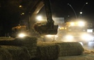 Alanya'ya getiriyordu! Saman yüklü tır üst...