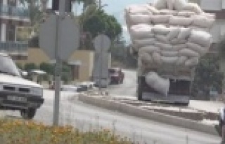 Alanya’da saman yüklü kamyonun tehlikeli yolculuğu