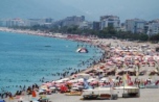 Antalya'da sahillerde hafta sonu yoğunluğu