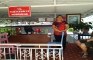 Binası yıkılan kadın muhtar, açık alana tezgah...