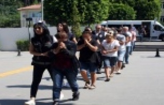 Eşiyle sorun yaşayan kadınları milyonlarca lira...