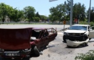 Lüks cip ile çarpışan otomobil kullanılamaz hale...