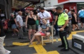 Motosiklet yaya geçidinde turiste çarptı