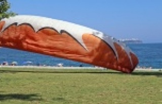 Paraşütün nemini alan gence, turistten zorda bırakan...