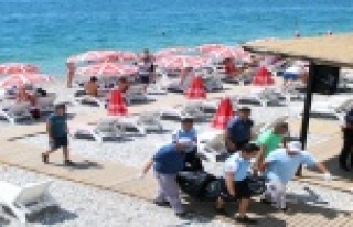 Sahilde üzücü görüntüye şemsiyeli kamuflaj