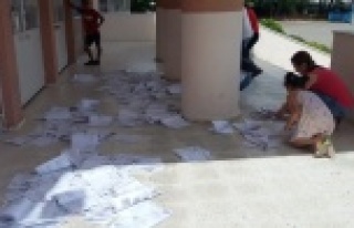 Sınav sonrası kitapçıklar yerlerde