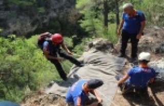 150 metrelik kanyondaki ceset 4 saate çıkarıldı,...