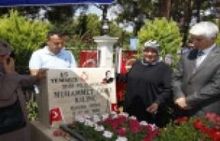 15 Temmuz şehidin mezarında duygusal anlar