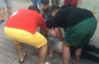 Alanya'da kaldırımda yürüyen kadını araç...