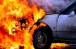 Alanya'da lüks araç seyir halinde yandı