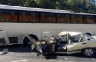 Alanya'da otomobille otobüs çarpıştı: 1'i...