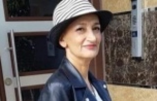 Alanya kaybettiği Fatma öğretmene ağlıyor