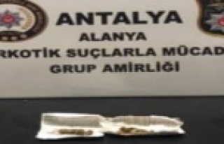Alanya’da polisten parka uyuşturucu operasyonu