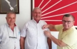 Bu rozet resmine rağmen CHP'ye geçtiğini inkar...