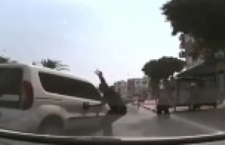 El freni boşalan park halindeki araç trafiğe daldı