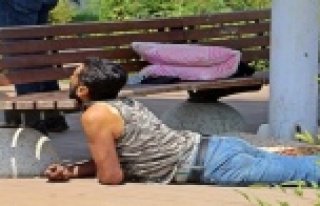 Güneşlenir gibi ölüme uyudu