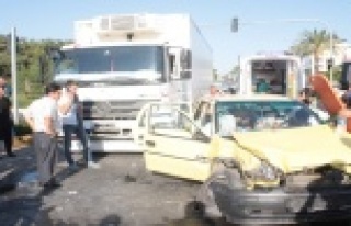 Kamyonla otomobil çarpıştı: 1'i ağır 2...