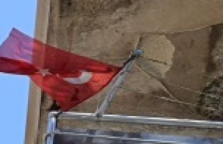 Küle dönen evdeki Türk Bayrağı’na bir şey...