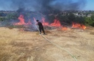Manavgat'ta kaymakamlık konutu önünde yangın