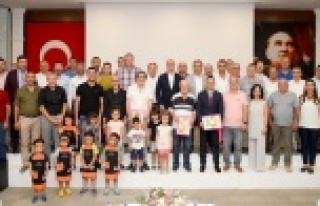 OSB Karikatür yarışmasının kazananları ödüllerini...