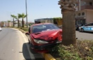 Virajı alamayıp refüje çıktı: 1 yaralı