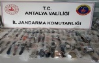 588 adet kaçak kol saati ele geçirildi