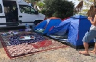 Alanya'da turistik plajlar çadır kente dönüştü