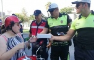 Alanya polisi sürücülerle bayramlaştı