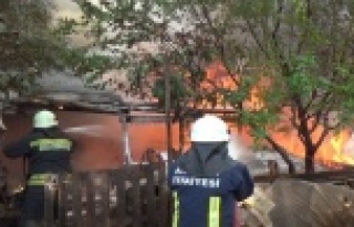 Alevler içinde kalan ahşap ev kullanılamaz hale...