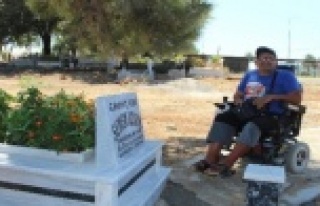 Annesinin kabrini ziyaret edemeyen engelliye mezarlık...