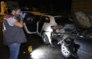 Antalya'da araç yangınında iki otomobil kül...
