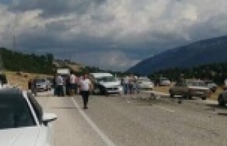 Antalya'da iki araç kafa kafaya çarpıştı:...