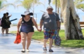 Antalya’da çöl sıcakları tatilcileri durdurmadı
