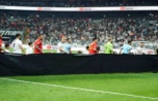 Emine Bulut için siyah pankart