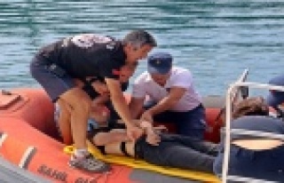 Falezlerden atlayan genç ağır yaralandı