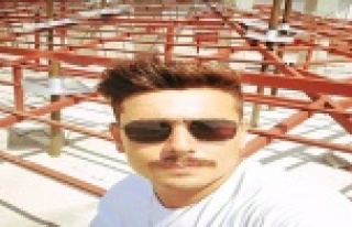 Karanlıkta çalışan annesine seyyar elektrik hattı...