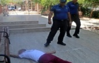 Kolonya içip cami bahçesinde sızan adamı kimse...