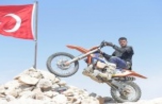 Motorlarıyla 3 bin metreye tırmanıp Türk Bayrağını...