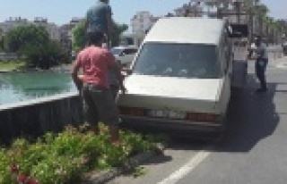 Otomobile çarpıp kaçtı: 1 yaralı