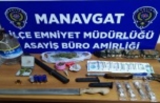 Polisten kaçan otomobilde uyuşturucu, silah ve yabancı...