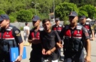 Turistlerden çaldıkları eşyayı internetten satan...