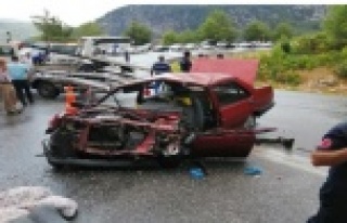 Yolcu otobüsü ile otomobil çarpıştı: 1'i...