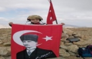 7 yaşındaki Kartal, 3 bin metre zirvede Türk bayrağı...