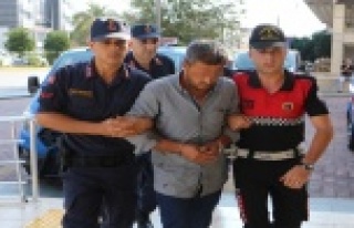 Adliyeye eşini öldürürken üzerinde bulunan kanlı...