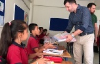 Ak Gençlik'ten miniklere anlamlı ziyaret