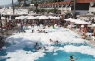 Alanya'da turistlerden havuz başında yazın...
