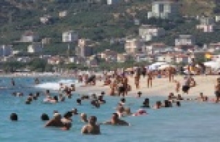 Alanya sahilleri  tıklım tıklım dolu