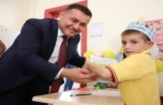 Başkan Yücel öğrencilere kitap dağıttı